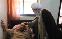 عيادت و رسيدگي آیت الله معلمی به مشکلات رزمنده دوران هشت سال دفاع مقدس«جناب خناری» به معیت رئیس بنیاد شهید و امور ایثار گران شهرستان قائم شهر